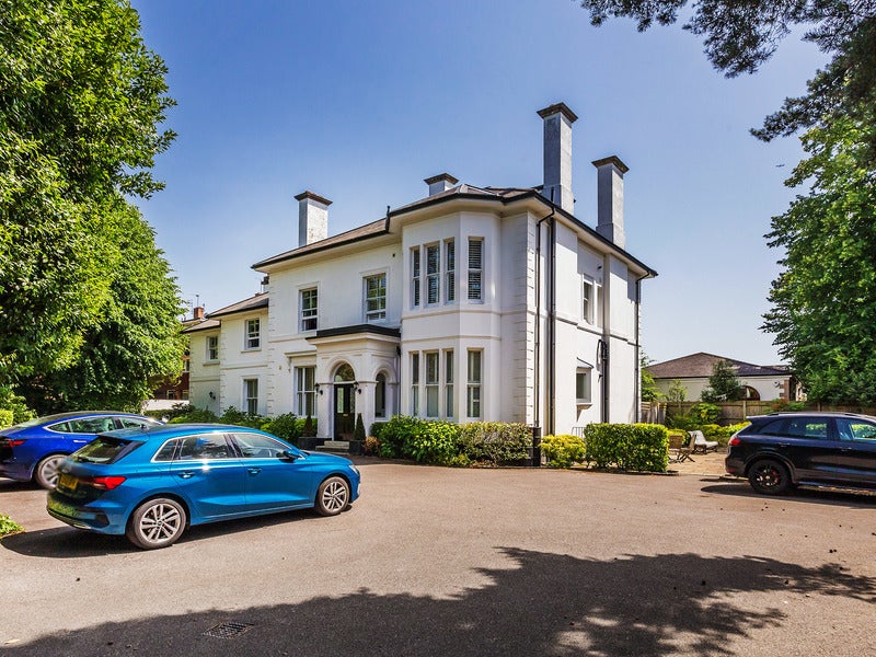 Flat Reigate Road in Reigate and Banstead