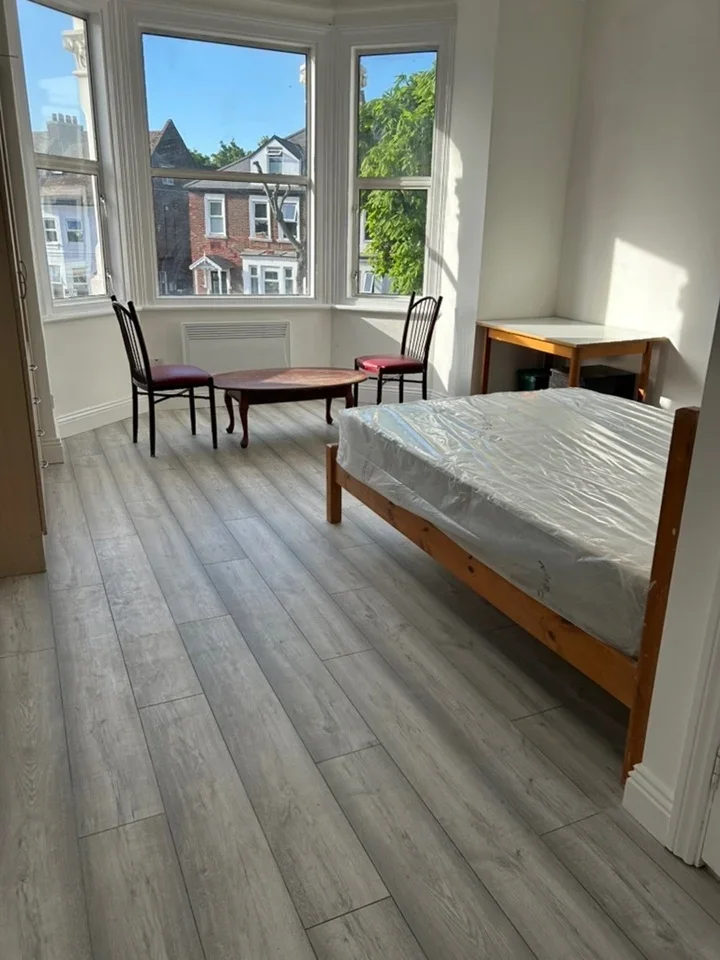 Flat Dean Road in Greater London
