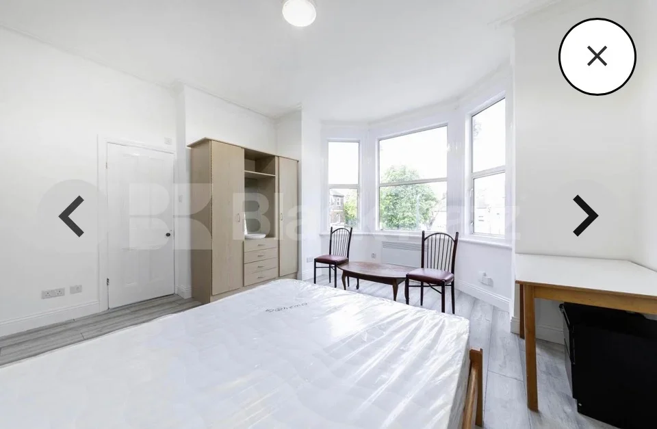 Flat Dean Road in Greater London