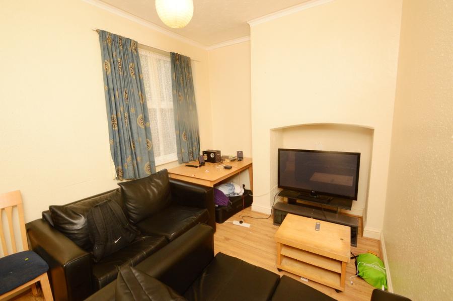 Room Landcross Road in Manchester