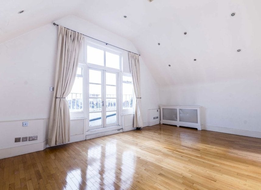 Flat Greencroft Gardens in Greater London