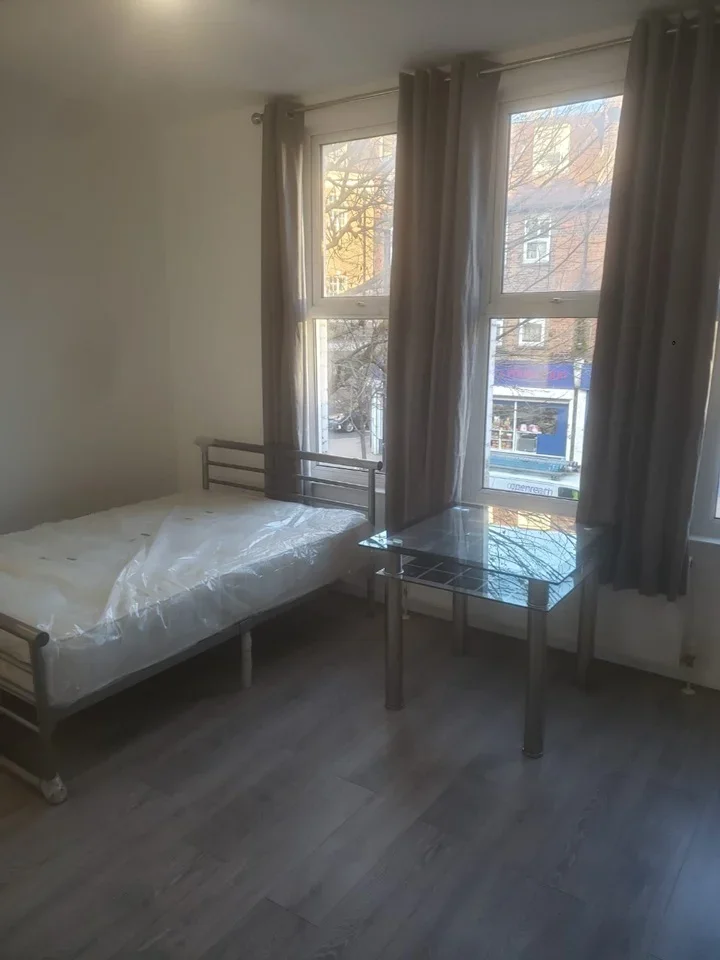Flat Tylecroft Road in Greater London