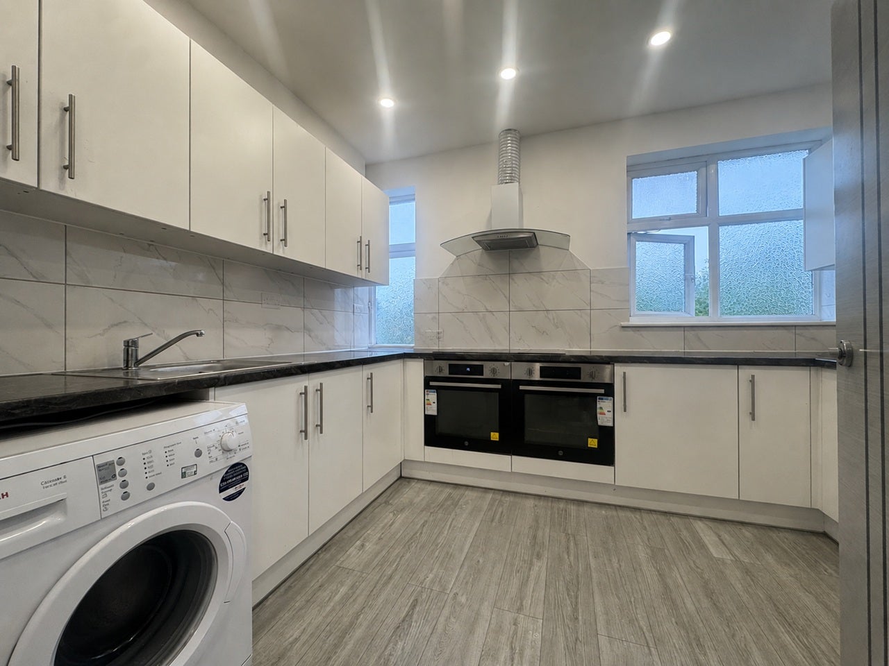 Room Kingston Bypass in Greater London
