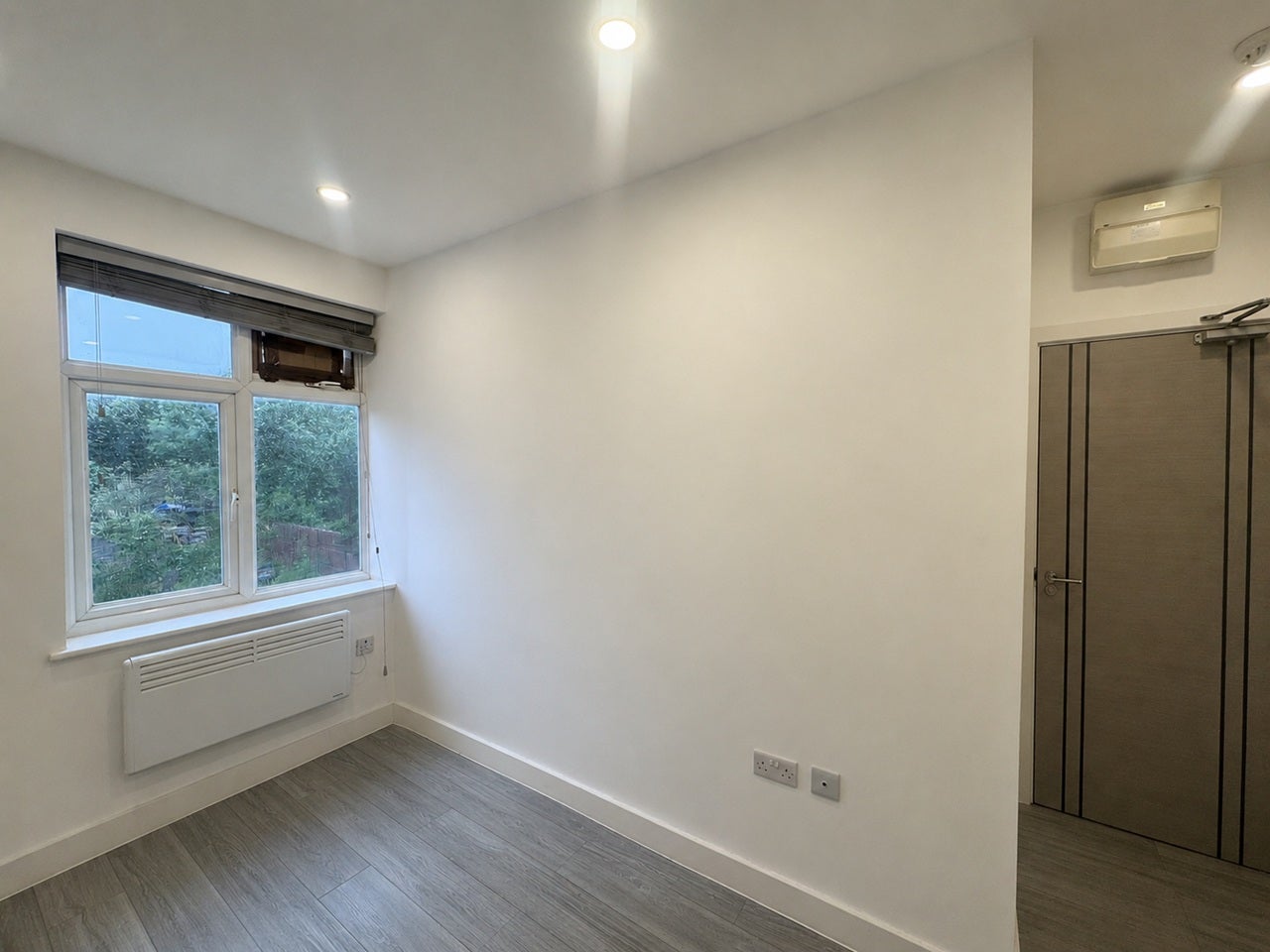 Room Kingston Bypass in Greater London