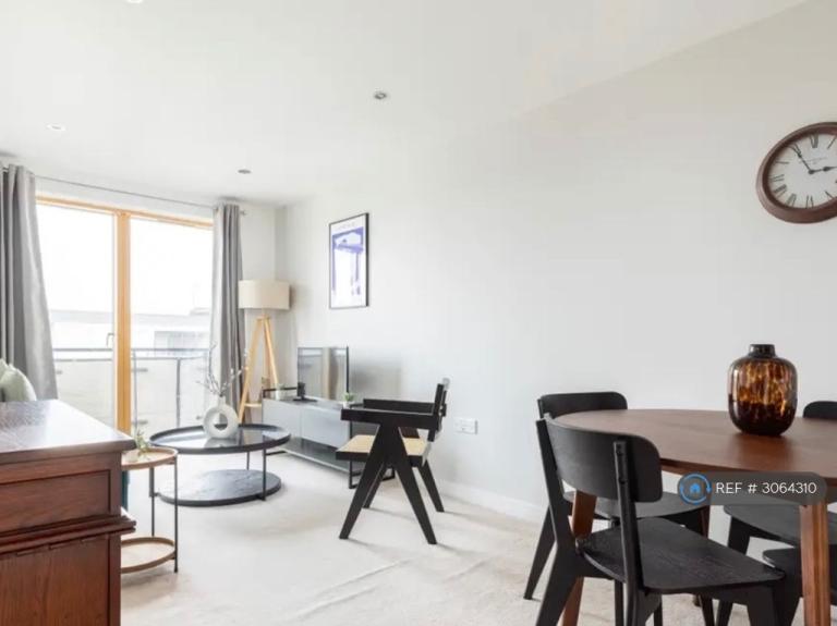 Flat Durnsford Road in Greater London