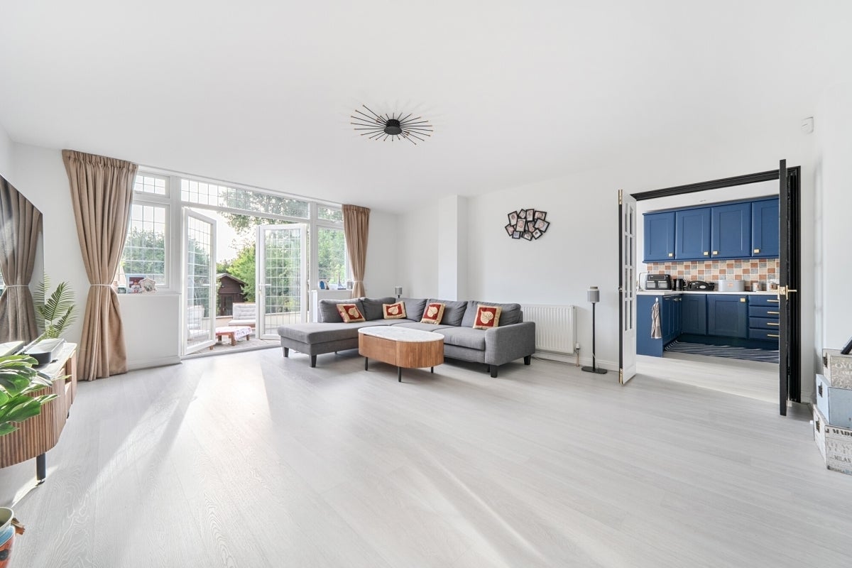House Watling Knoll in Hertsmere