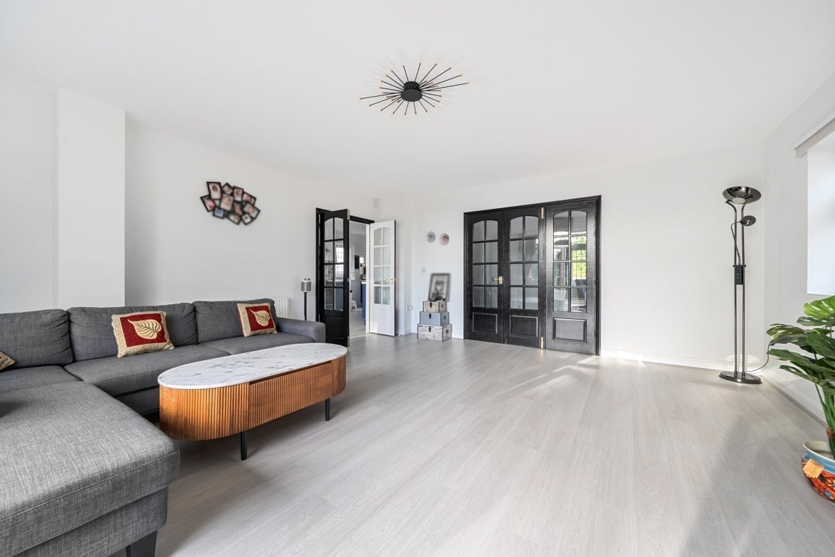 House Watling Knoll in Hertsmere
