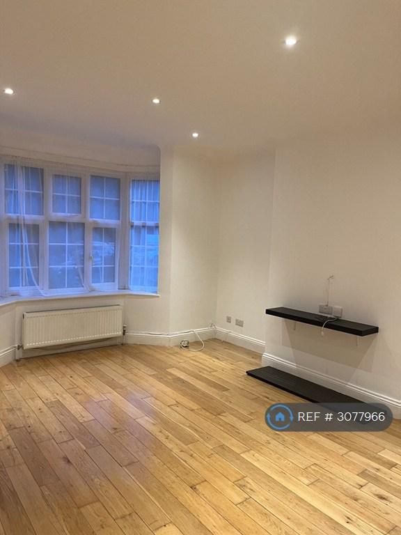 Flat Turnberry Close in Greater London