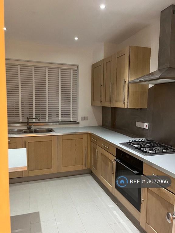 Flat Turnberry Close in Greater London