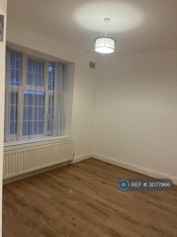 Flat Turnberry Close in Greater London