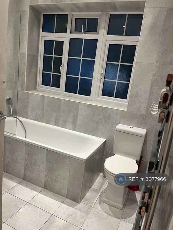 Flat Turnberry Close in Greater London