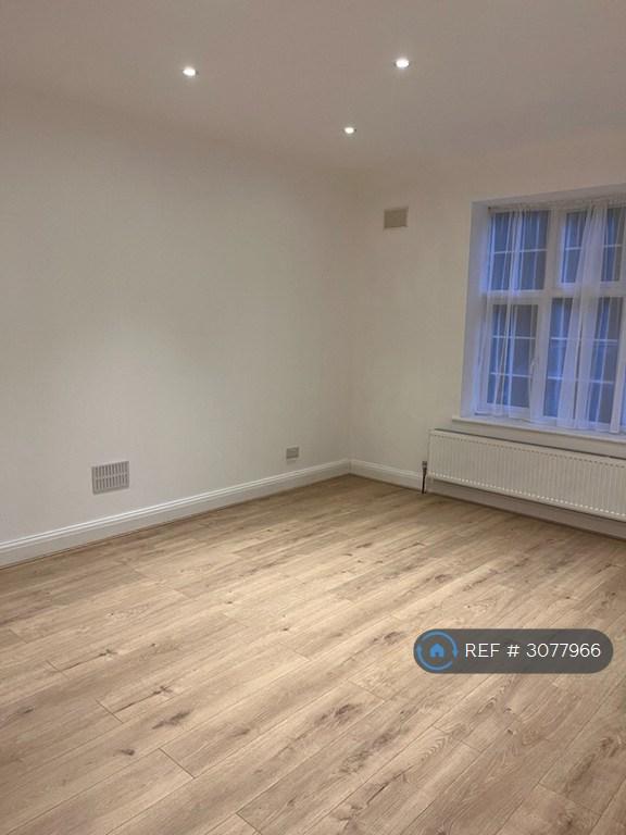 Flat Turnberry Close in Greater London