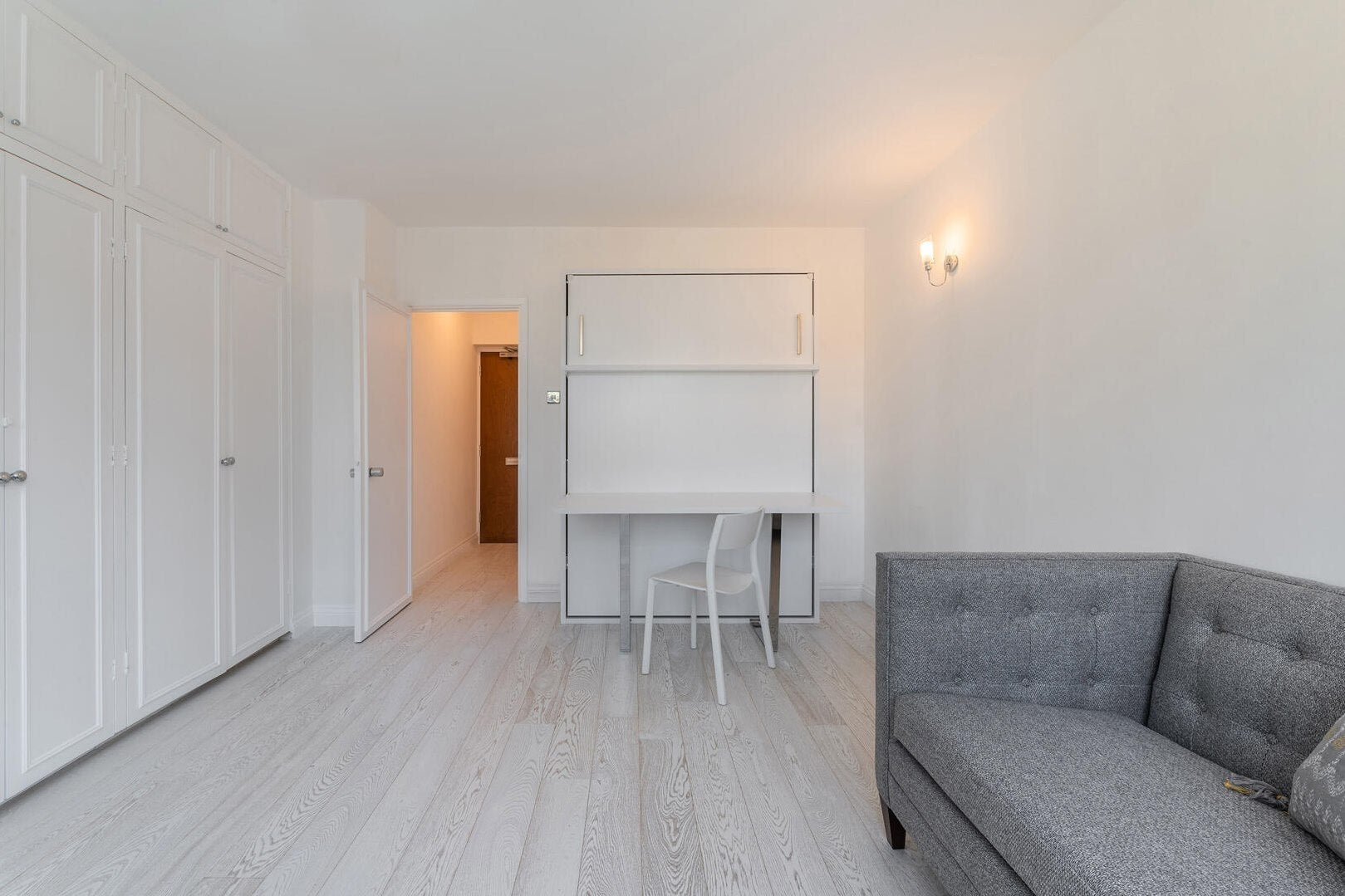 Flat Holbein Mews in Greater London