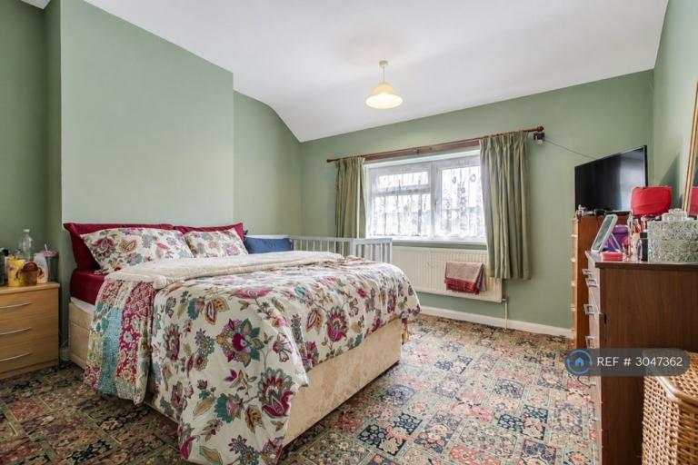 Room Locarno Road in Greater London