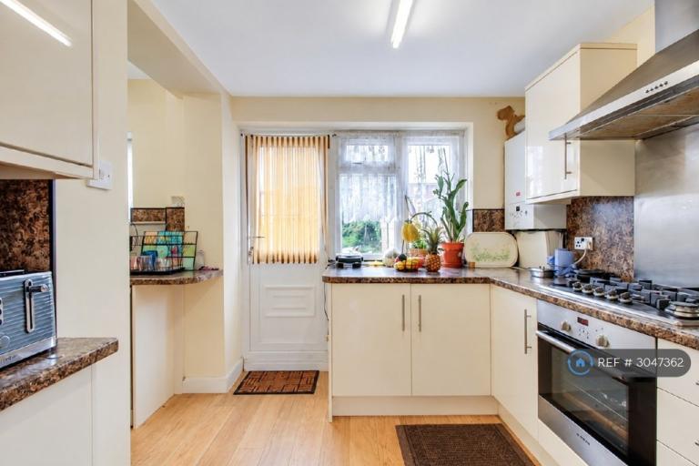 Room Locarno Road in Greater London