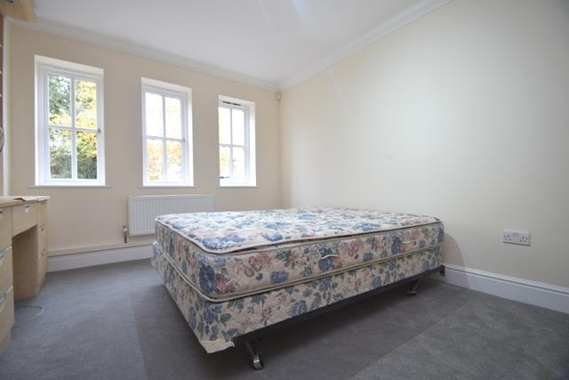 Flat Frithwood Avenue in Greater London