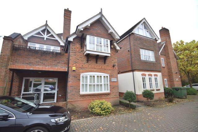 Flat Frithwood Avenue in Greater London