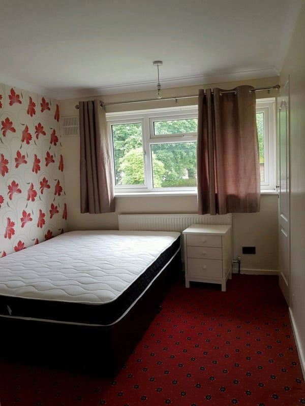 Room West Green Drive in Crawley
