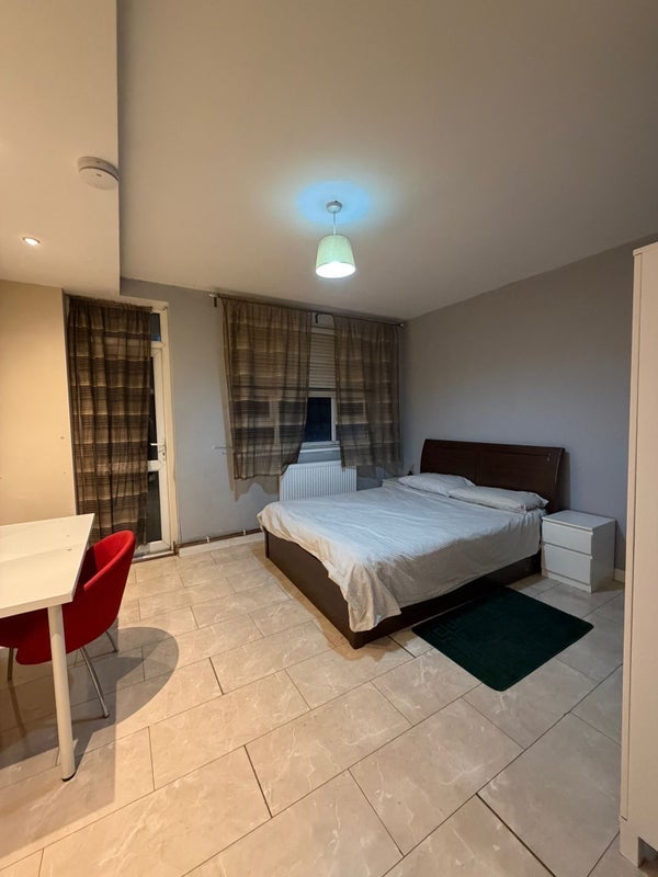 Room Solander Gardens in Greater London