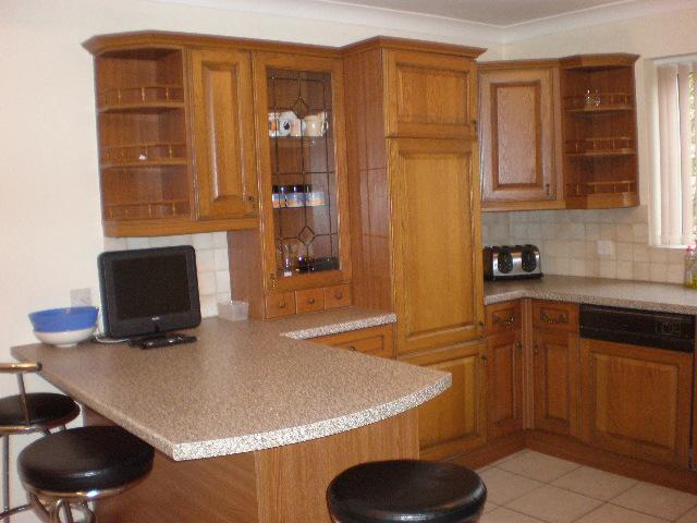 Room Woking Road in Poole