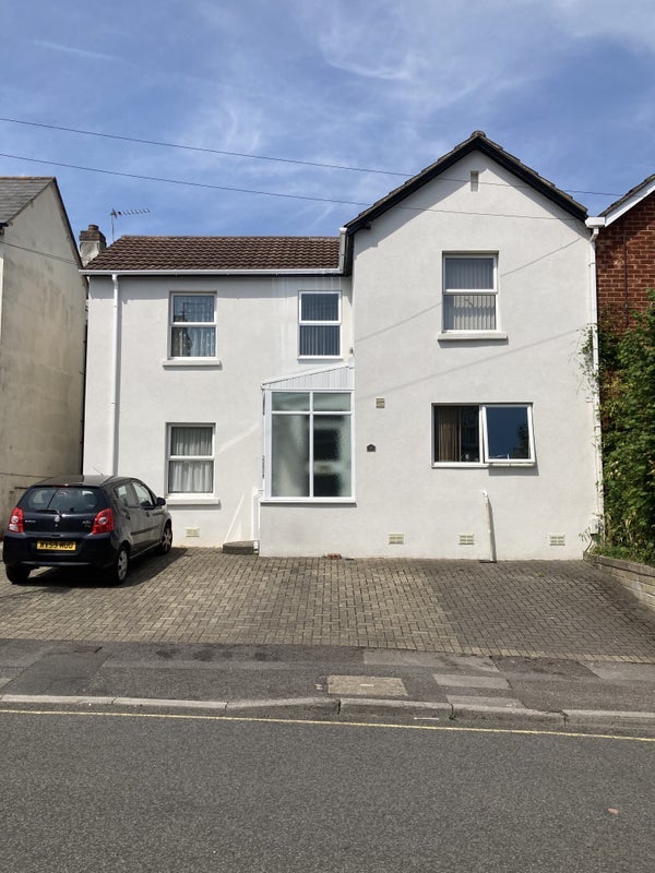 Room Woking Road in Poole