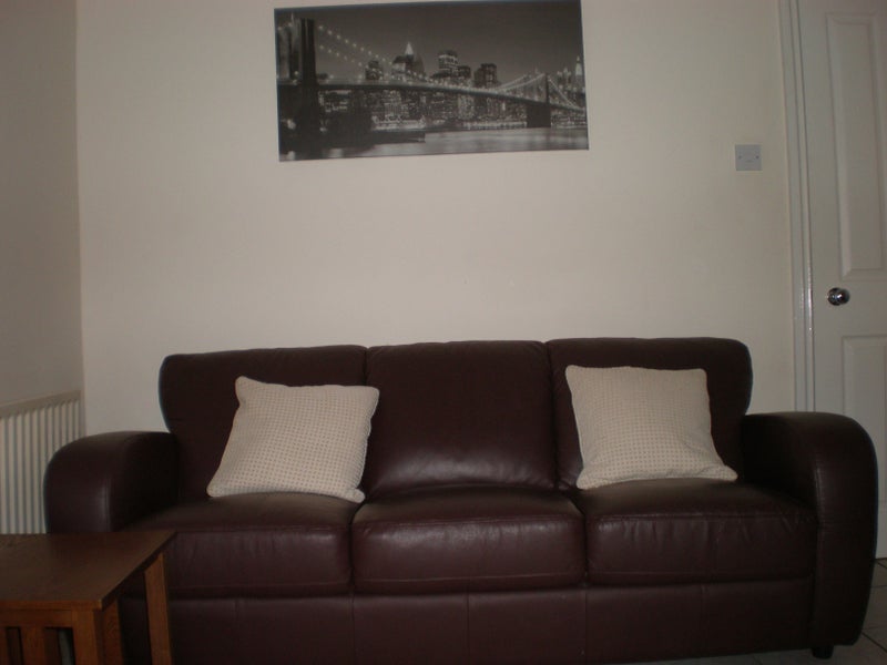 Room Woking Road in Poole