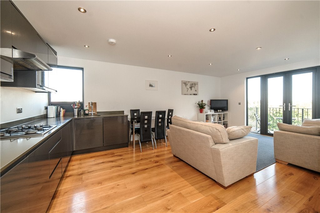 Flat Leigham Court Road in Greater London