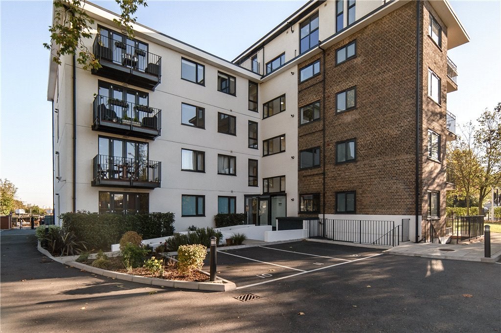 Flat Leigham Court Road in Greater London