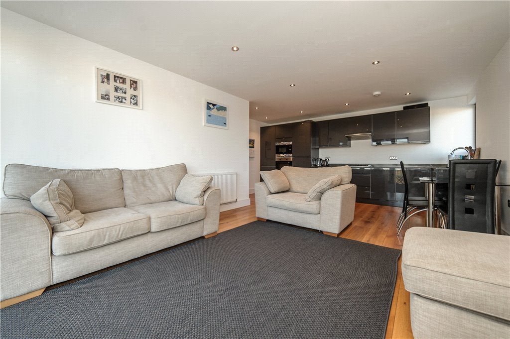 Flat Leigham Court Road in Greater London