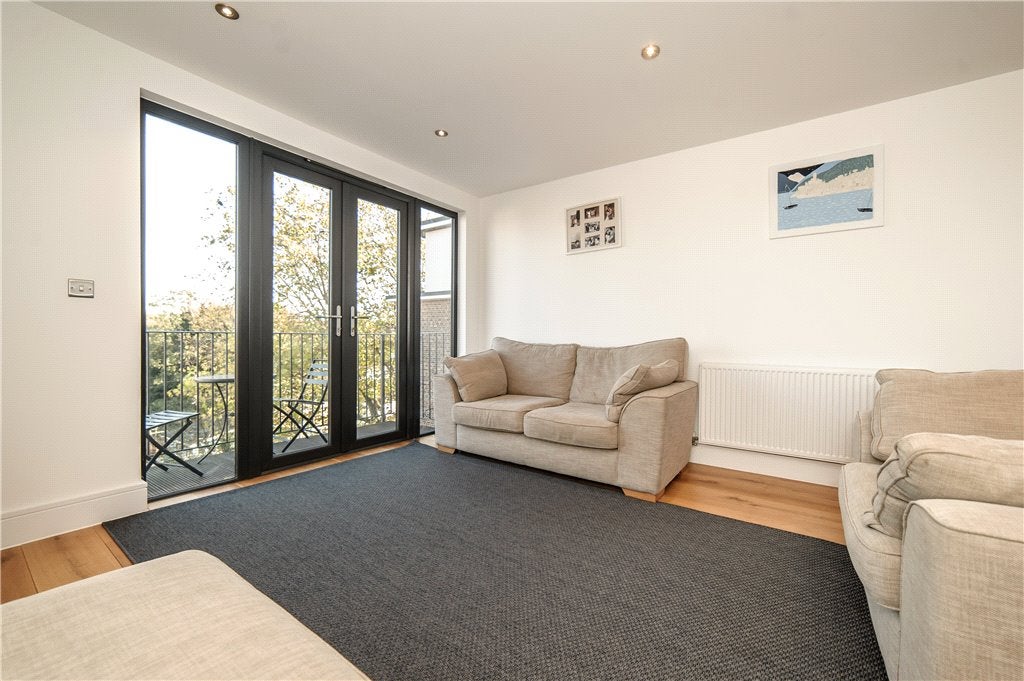 Flat Leigham Court Road in Greater London