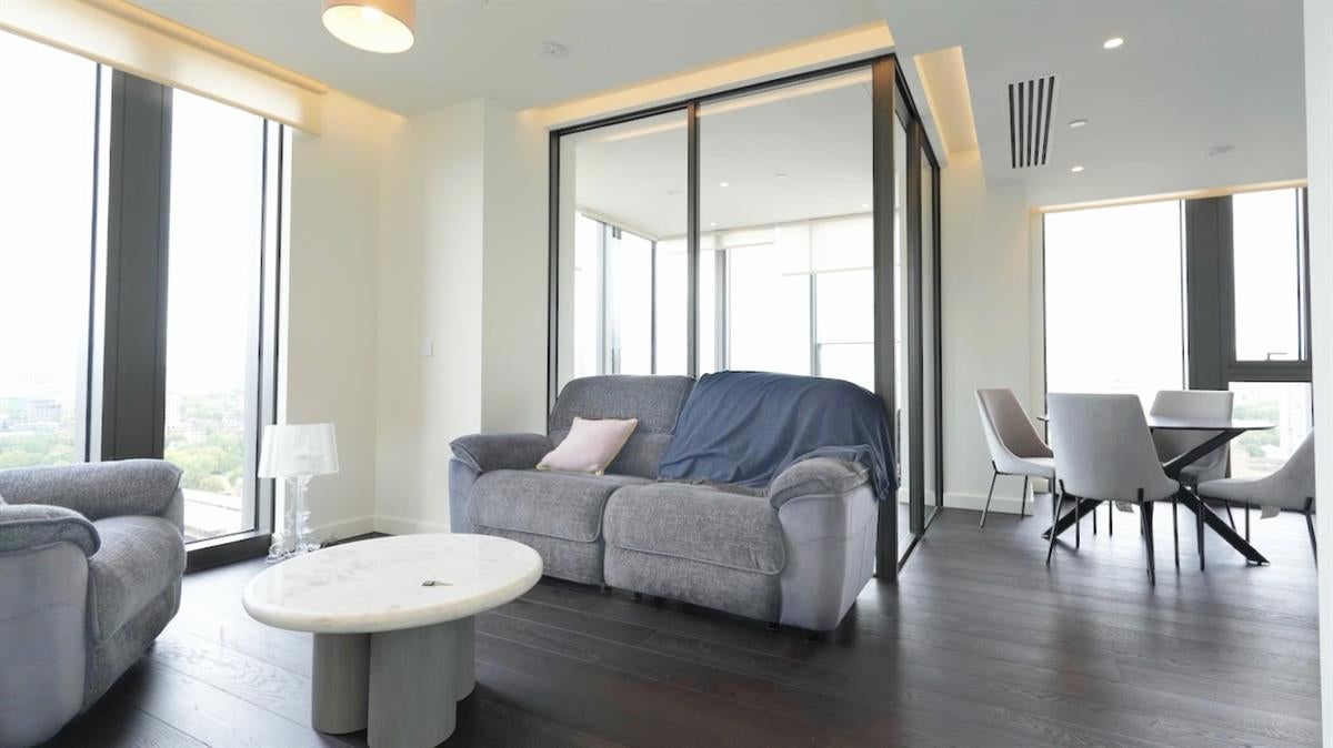 Flat Bondway in Greater London