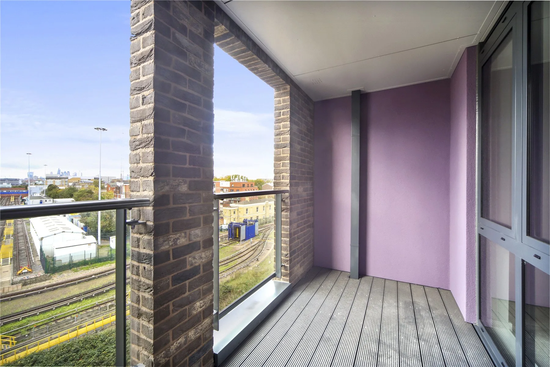 Flat Williamsburg Plaza in Greater London