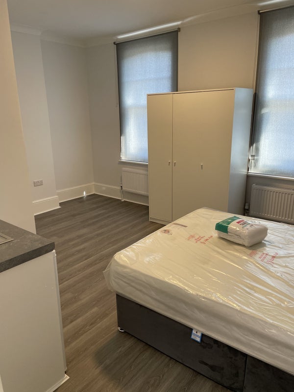 Room Robertson Street in Greater London