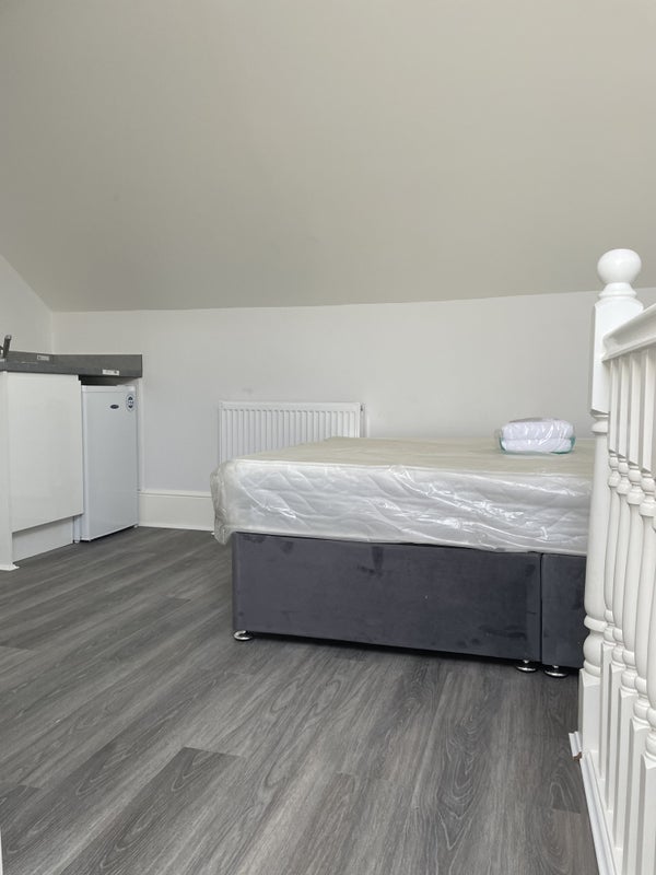 Room Robertson Street in Greater London
