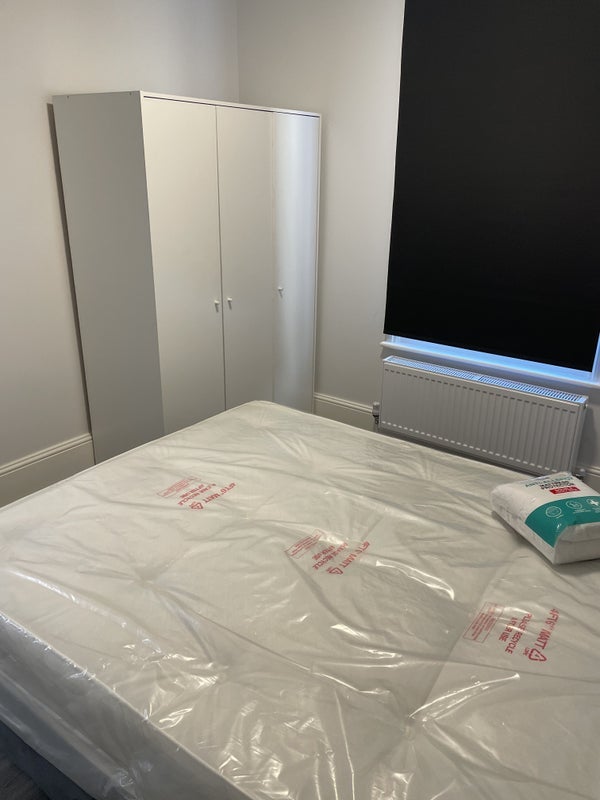 Room Robertson Street in Greater London
