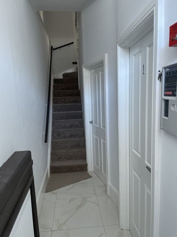 Room Robertson Street in Greater London