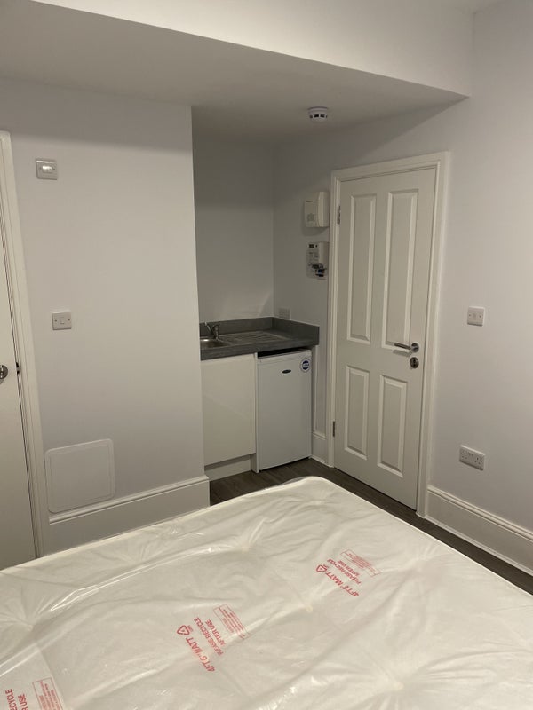 Room Robertson Street in Greater London