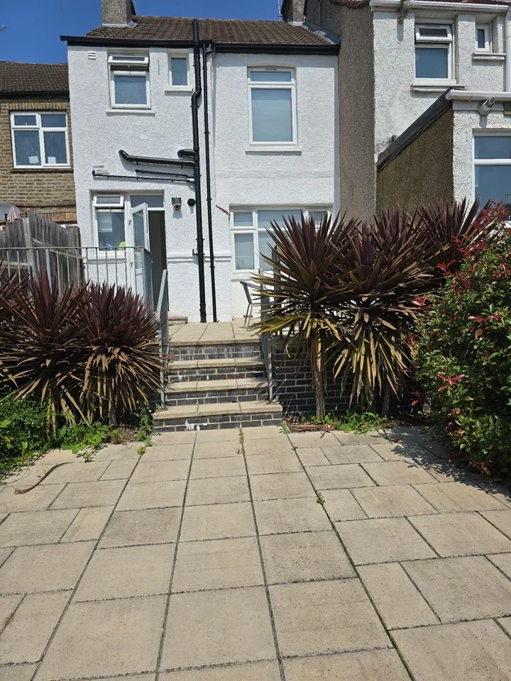 Room Walrond Avenue in Greater London
