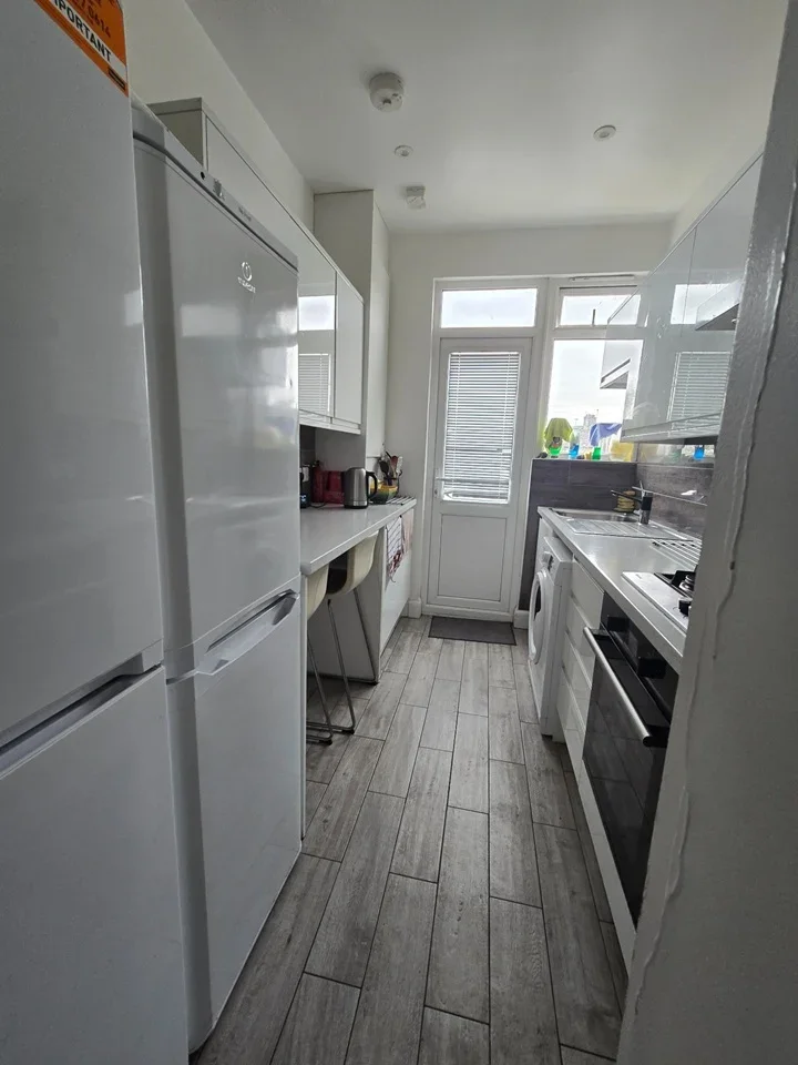 Room Walrond Avenue in Greater London