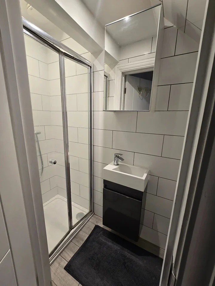 Room Walrond Avenue in Greater London