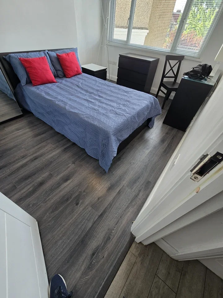Room Walrond Avenue in Greater London