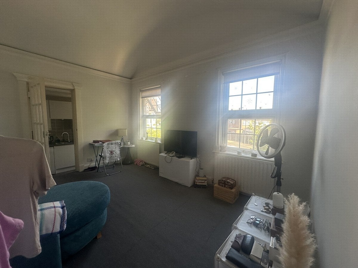 Flat Kenton Road in Greater London