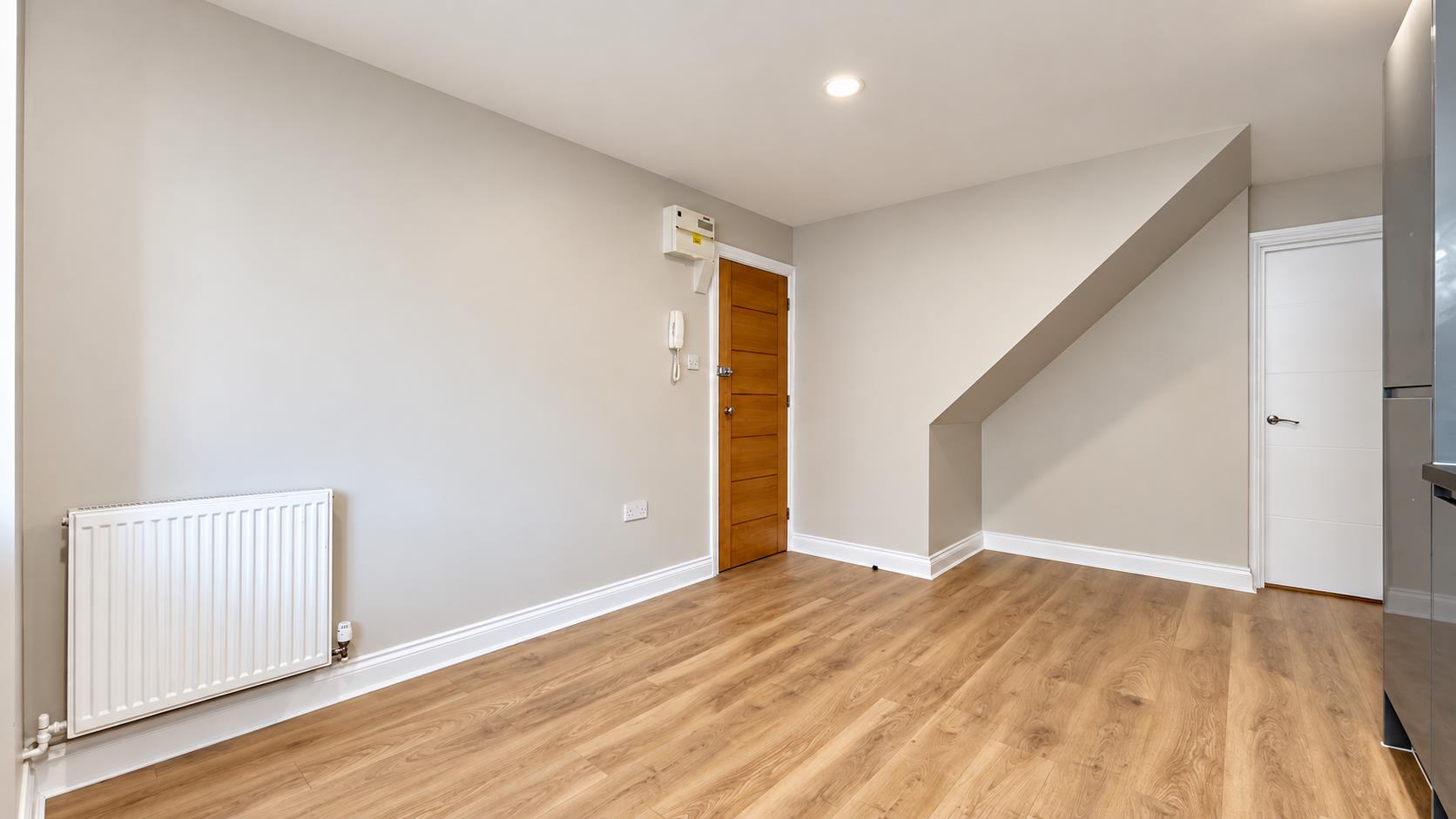 Flat Tenterden Road in Greater London