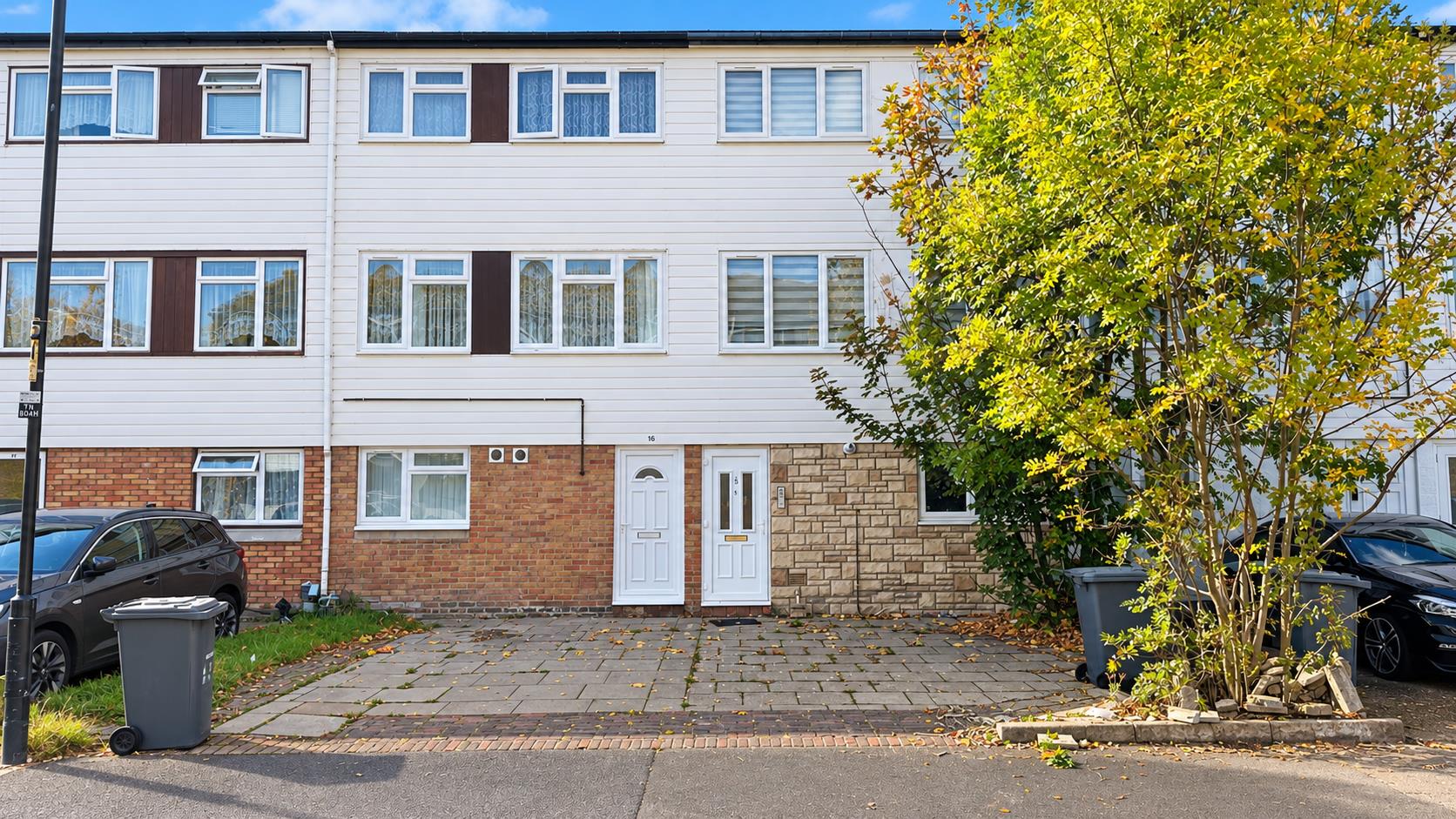 Flat Tenterden Road in Greater London