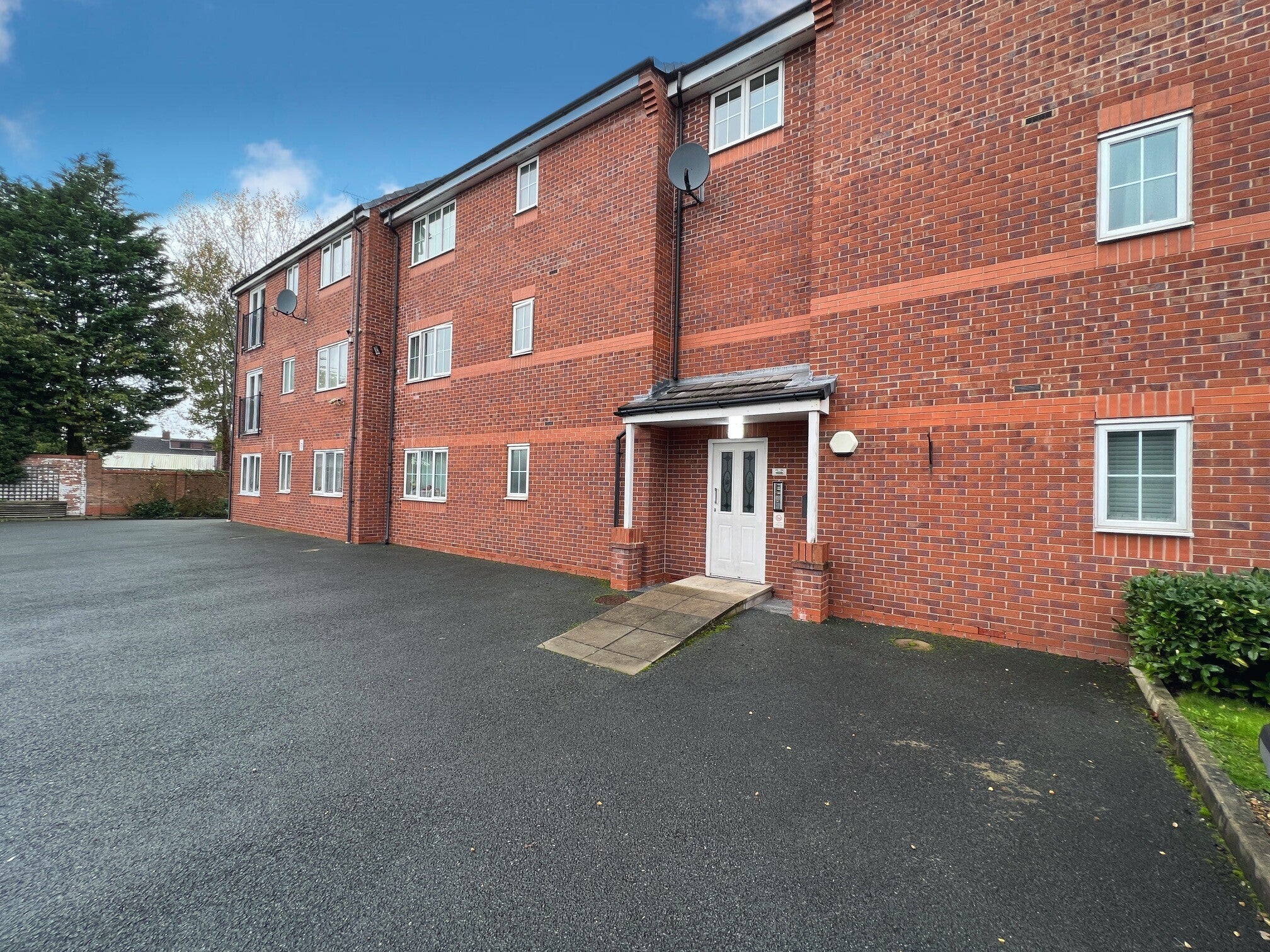 Flat Brentwood Grove in Leigh