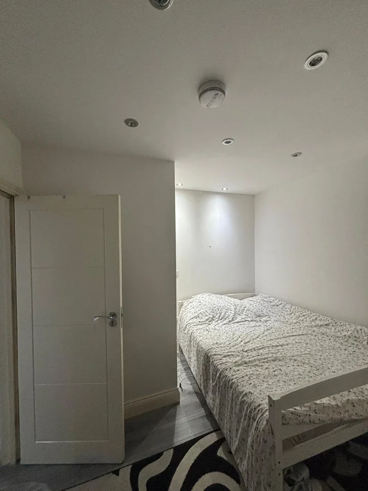 Flat Christchurch Avenue in Greater London