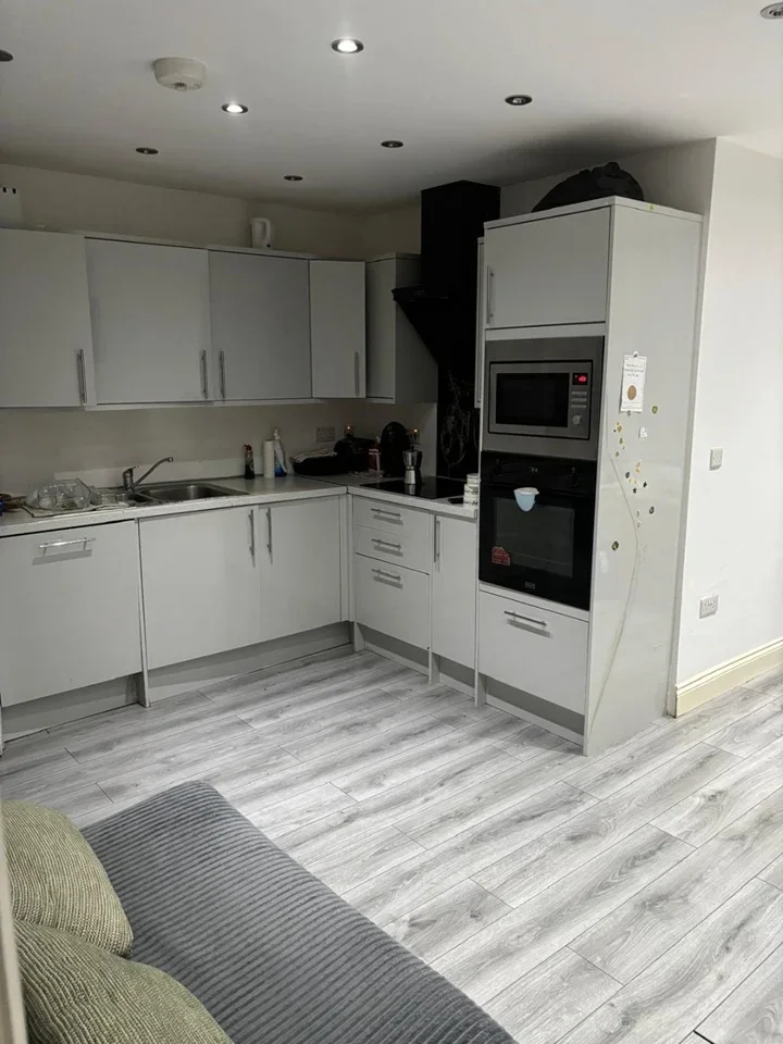 Flat Christchurch Avenue in Greater London