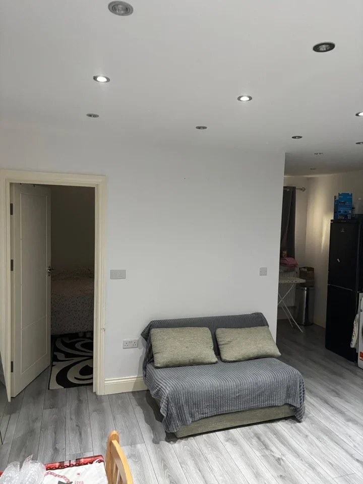 Flat Christchurch Avenue in Greater London