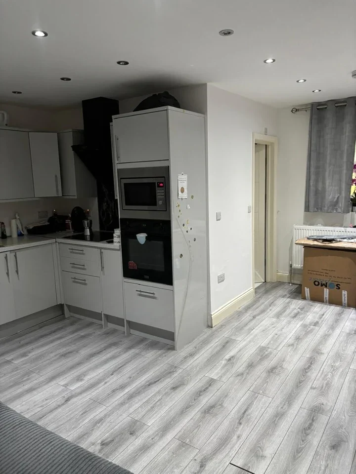 Flat Christchurch Avenue in Greater London