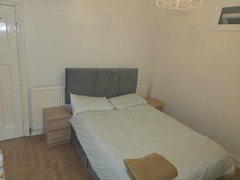 Room Glebelands Avenue in Greater London